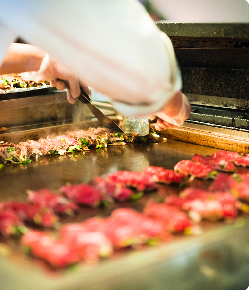 Mongoliskt grill – kocken tillagar maten framför dig